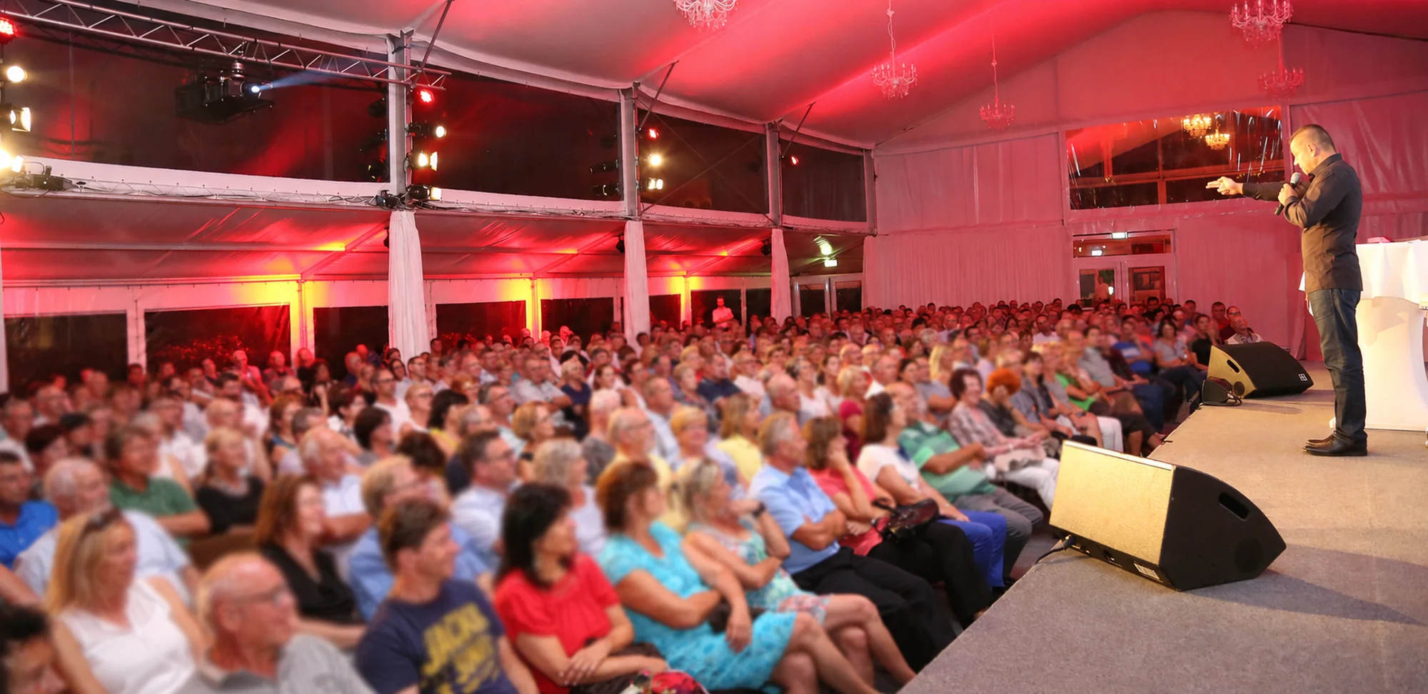 Wolfgang Karl Gruber live auf der B&uuml;hne vor vollem Saal